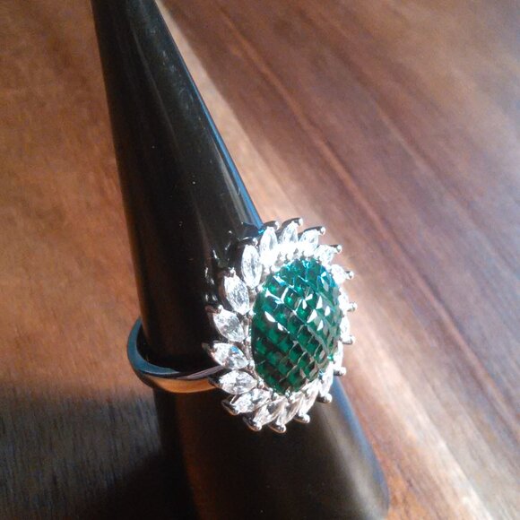 Simulated White and Green Diamond Sunburst Sterling Silver Ring (Size 6) - Picture 5 of 11